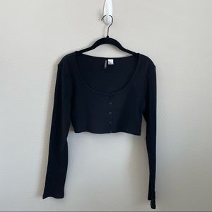 h&m black long sleeve button up shirt cropped